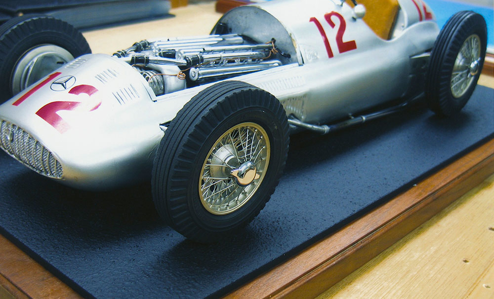 1:10 scale Mercedes-Benz W163