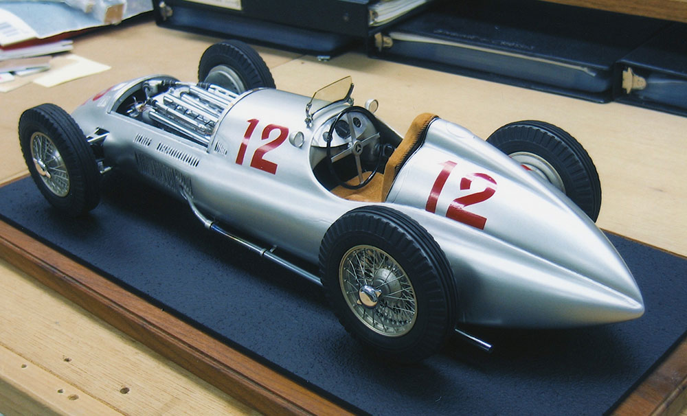 1:10 scale Mercedes-Benz W163