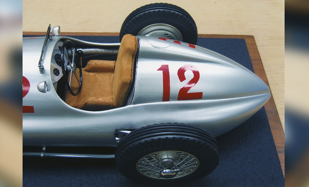 1:10 scale Mercedes-Benz W163
